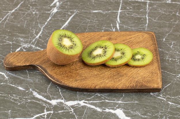 Foto grátis feche a foto de kiwis cortados pela metade ou fatiados.