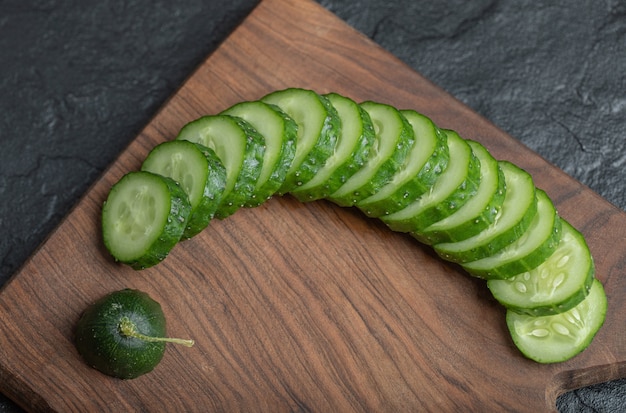 Feche a foto de pepino fresco fatiado na placa de madeira. Foto de alta qualidade