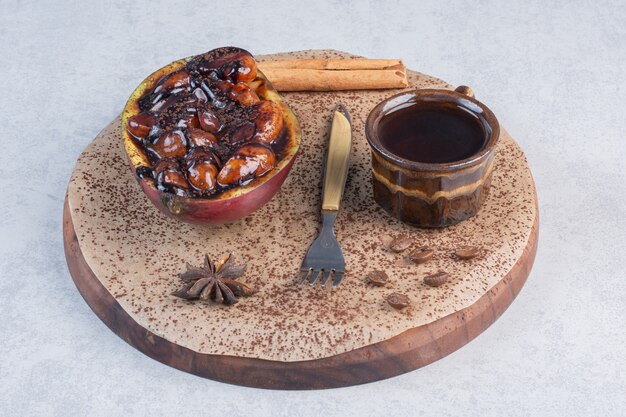 Feche a foto Sobremesa de chocolate doce com café na placa de madeira.