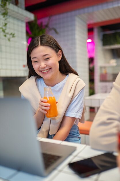 Feche a garota sorridente com suco