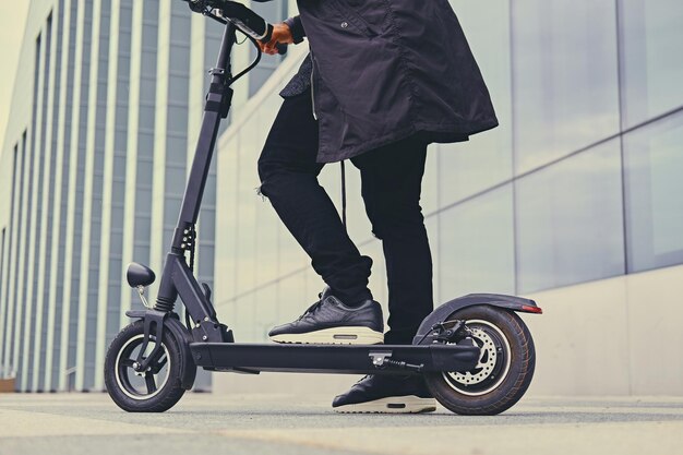Feche a imagem de um homem em uma scooter elétrica.