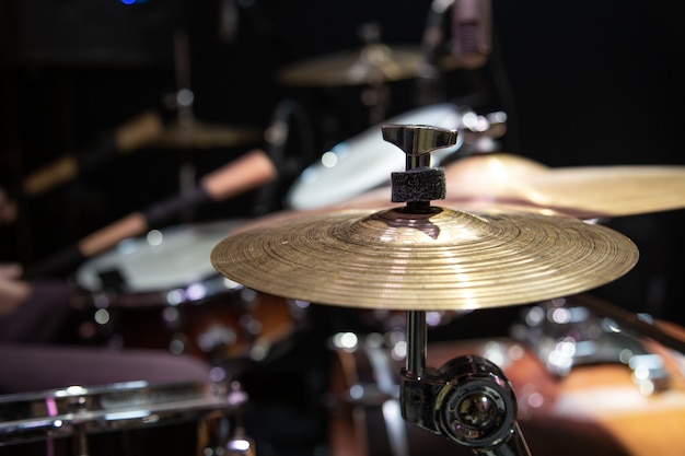 Foto grátis feche a imagem recortada da bateria com pratos em um fundo desfocado.