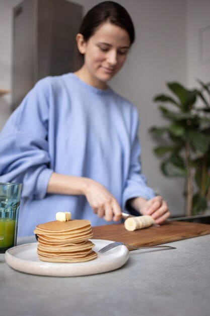 Feche a jovem preparando comida para comer