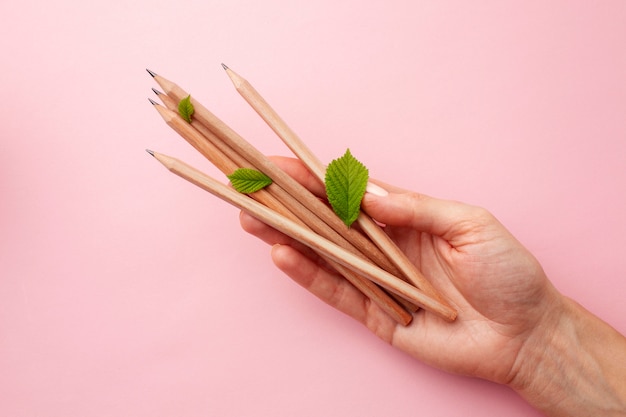 Foto grátis feche a mão com lápis ecológicos