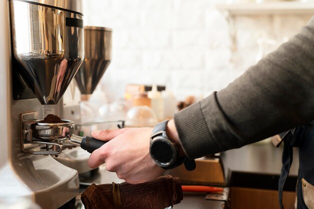 Feche a mão com o relógio preparando o café
