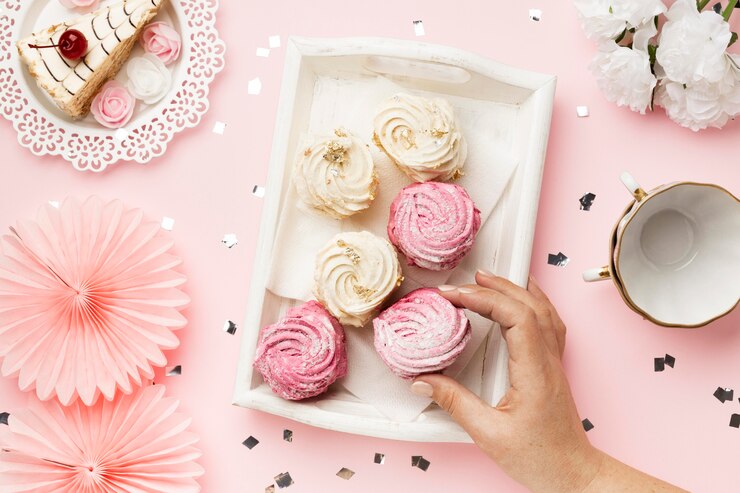 Foto grátis feche a mão com um arranjo de doces