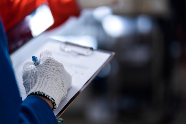 Foto grátis feche a mão de engenheira controlando a máquina de solda de braço robótico industrial 40 fundo de fábrica moderna engenheira inteligente inspeciona o controle de qualidade na fábrica