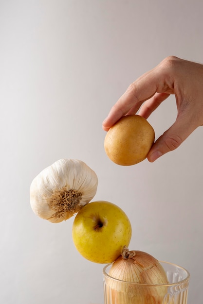 Feche a mão segurando a batata