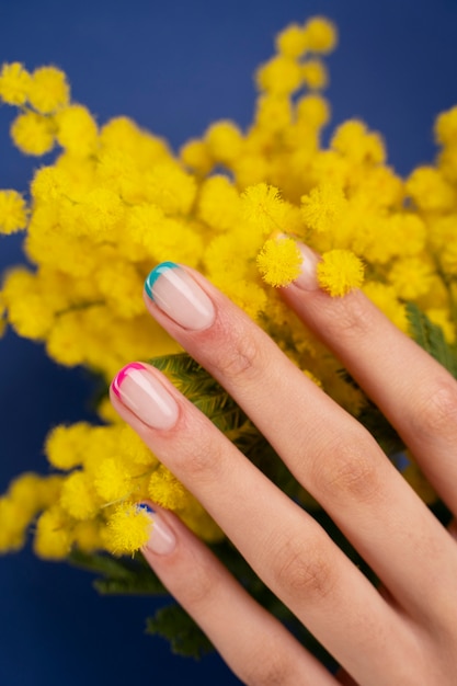 Foto grátis feche a mão segurando flores amarelas