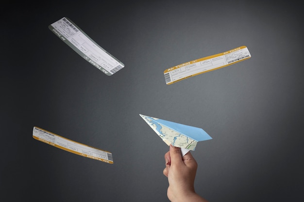 Feche a mão segurando o avião de papel