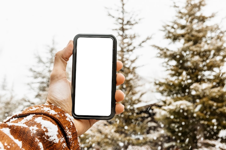 Foto grátis feche a mão segurando o smartphone