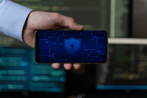 Feche a mão segurando o smartphone