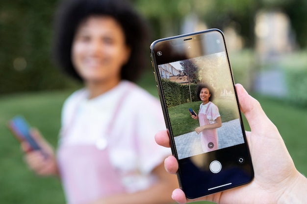 Feche a mão segurando o smartphone