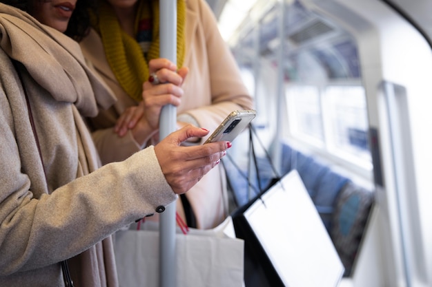 Feche a mão segurando o smartphone