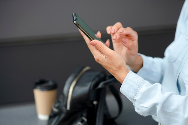 Feche a mão segurando o smartphone