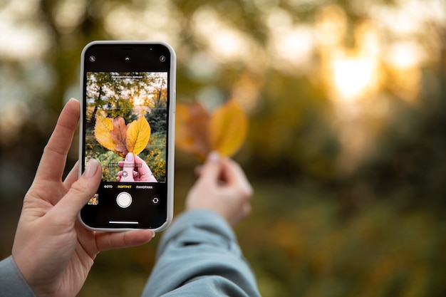 Foto grátis feche a mão segurando o smartphone