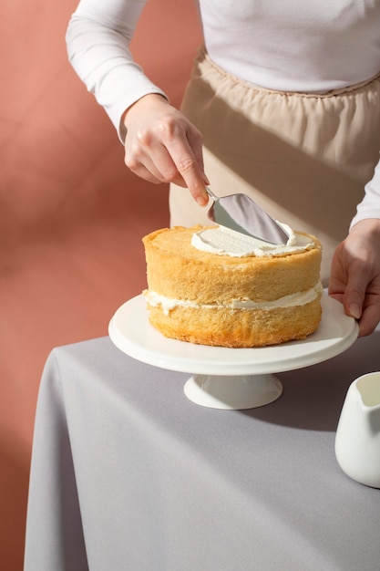 Foto grátis feche a mão segurando uma espátula de bolo