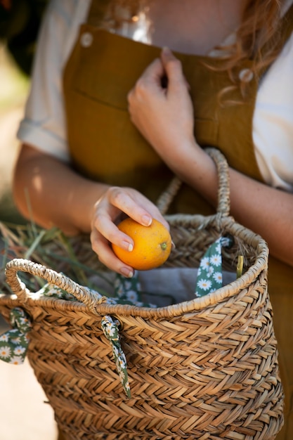 Foto grátis feche a mão segurando uma laranja