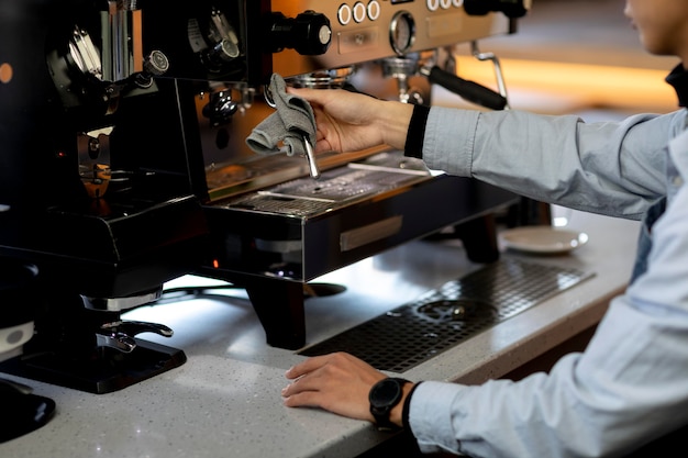 Foto grátis feche a máquina de café para limpar as mãos