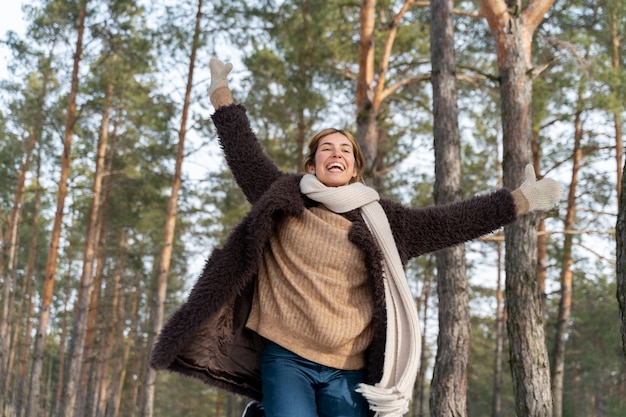 Feche a mulher durante a viagem de inverno