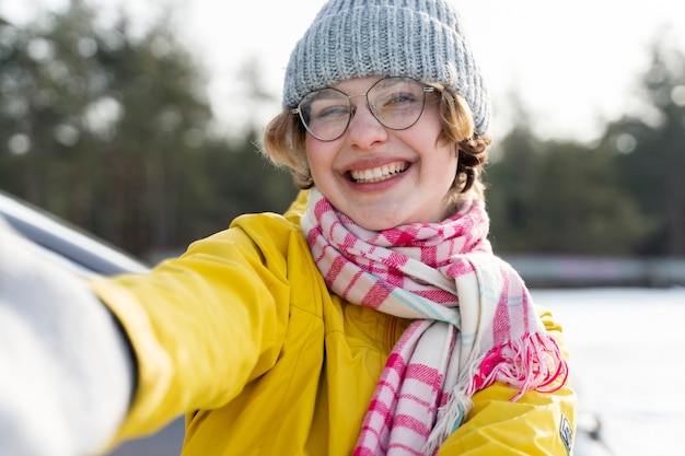 Feche a mulher durante a viagem de inverno