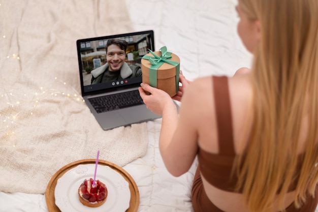 Foto grátis feche a mulher segurando o presente