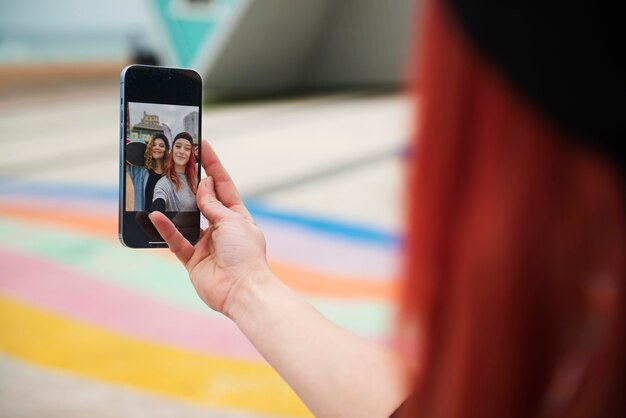 Feche a mulher segurando o smartphone