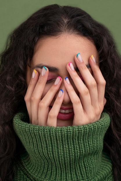 Feche a mulher sorridente com bela manicure