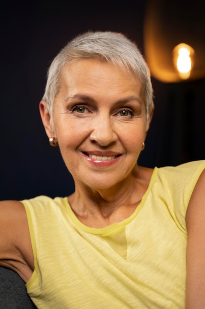 Foto grátis feche a mulher sorridente dentro de casa