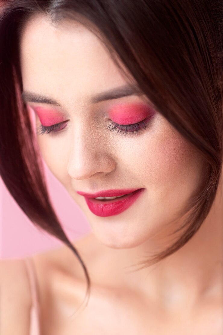 Foto grátis feche a mulher sorridente usando maquiagem rosa