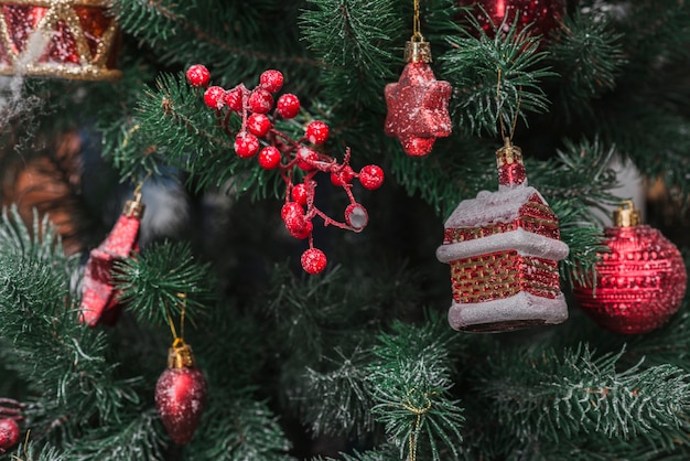 Feche a vista da árvore de Natal decorada