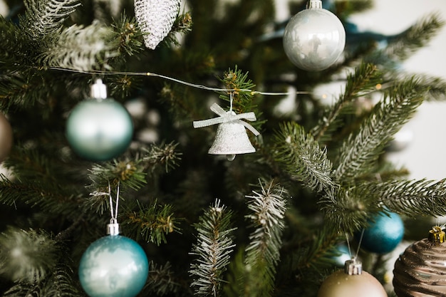 Feche a vista da árvore de Natal decorada