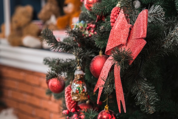 Feche a vista da árvore de Natal decorativa