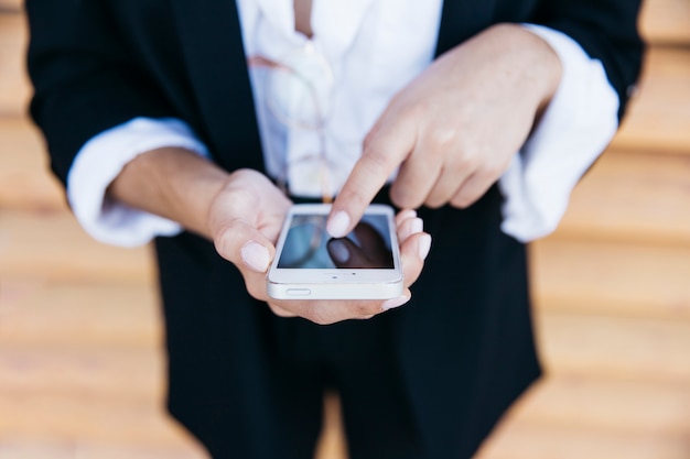 Feche a vista da empresária com smartphone