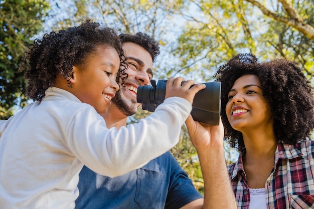 Feche a vista da família com binóculos