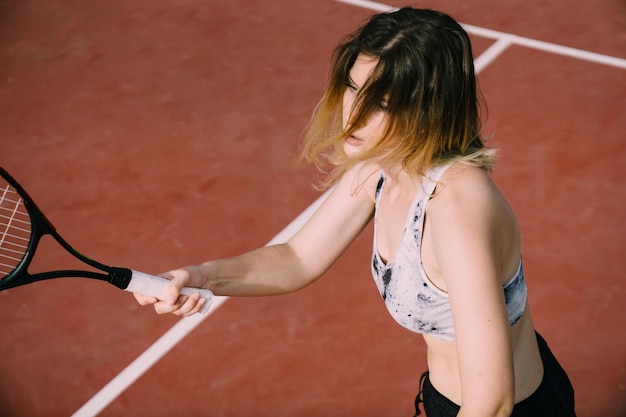 Foto grátis feche a vista do tenista feminino