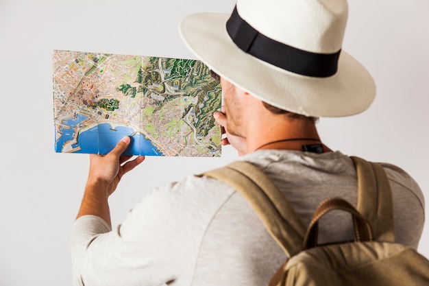 Foto grátis feche a vista do turista hipster com o mapa