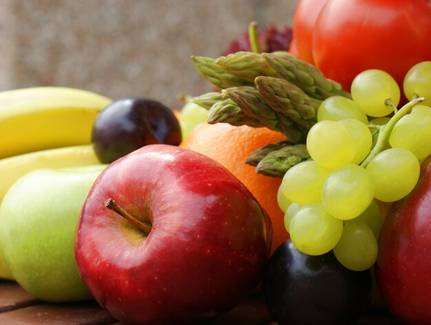 Feche acima da imagem da fruta e verdura saudáveis