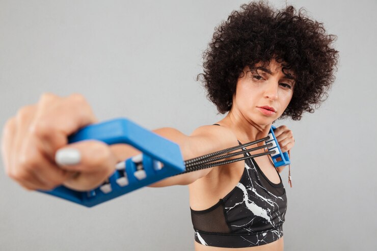 Foto grátis feche acima da imagem da mulher concentrada esportes encaracolados fazendo exercício