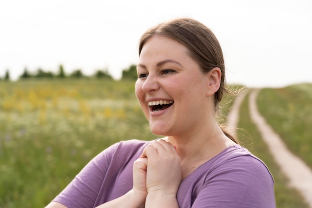 Feche acima da mulher sorridente na natureza