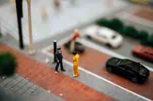 Foto grátis feche acima da polícia de trânsito pequena inspeciona motoristas.