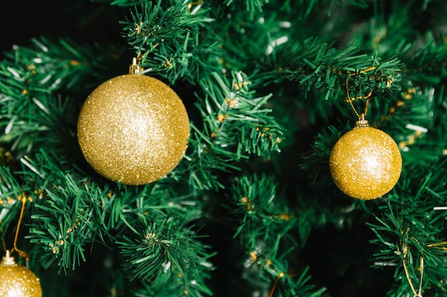 Feche acima da vista da árvore de Natal com bolas douradas