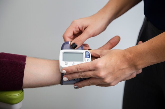 Feche acima de medir o dispositivo da pressão sanguínea