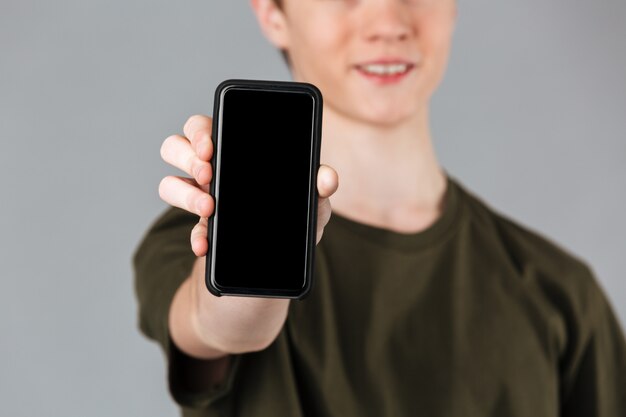 Feche acima de um adolescente masculino sorridente