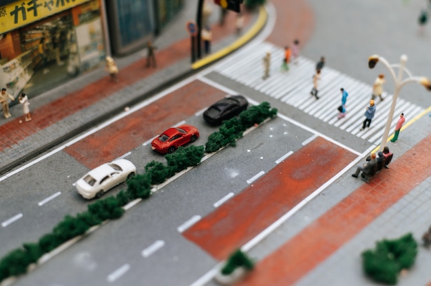 Feche acima do modelo de carros pequenos na estrada, concepção de tráfego.