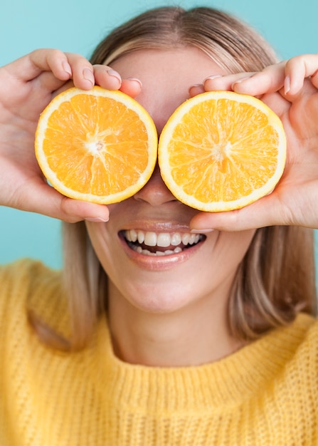 Foto grátis feche acima do modelo feliz que é brincalhão