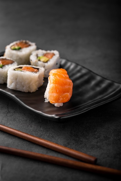 Feche acima do sushi nigiri e maki