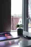 Foto grátis feche acima do teclado retroiluminado da iluminação neon colorida do teclado do portátil