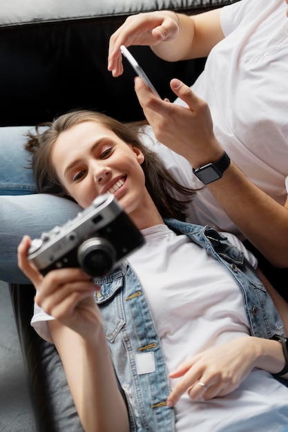 Foto grátis feche amigos com câmera e telefone