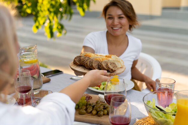 Feche amigos com comida deliciosa